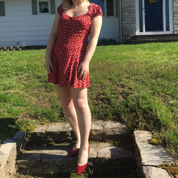 BCBG Red Pointed Toe Kitten Heels - Picture 4 of 7